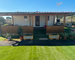 Vista exterior de Casa o xalet en venda en Alcalá de Guadaira amb Jardí privat, Piscina i Moblat