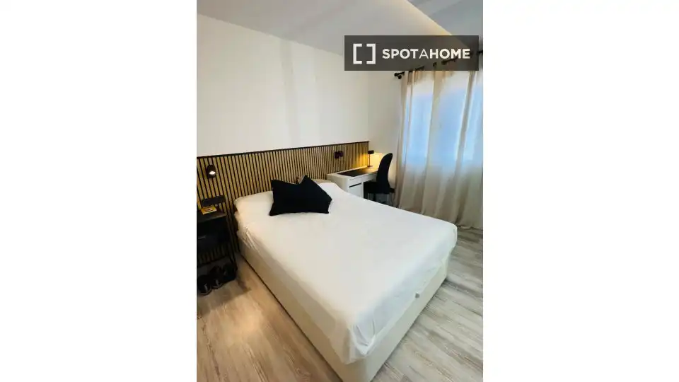 Bedroom of Flat for rent in Madrid  with Air Conditioner, Heating and Furnished