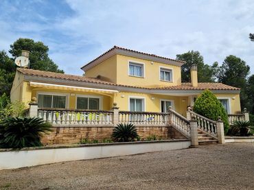 Villa mit Garten zum Verkauf in Carrer de les Guineus