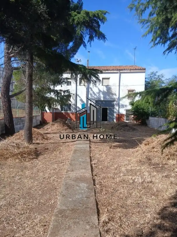 Vista exterior de Casa o xalet en venda en León Capital  amb Calefacció i Jardí privat