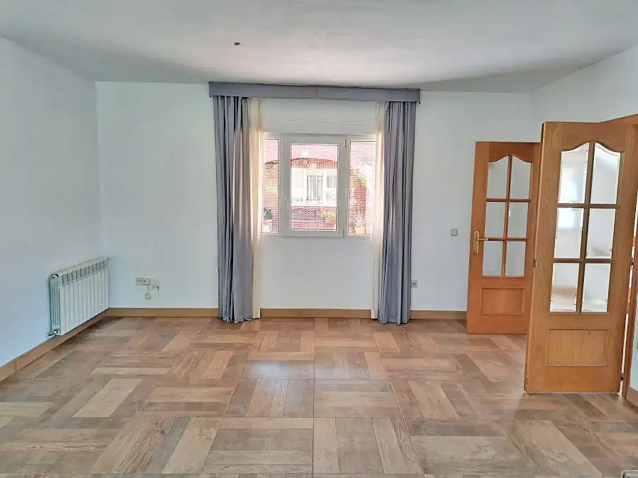 Sala d'estar de Casa adosada en venda en Torrelodones amb Calefacció, Jardí privat i Parquet