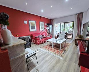 Sala d'estar de Casa adosada en venda en  Madrid Capital amb Calefacció, Jardí privat i Terrassa