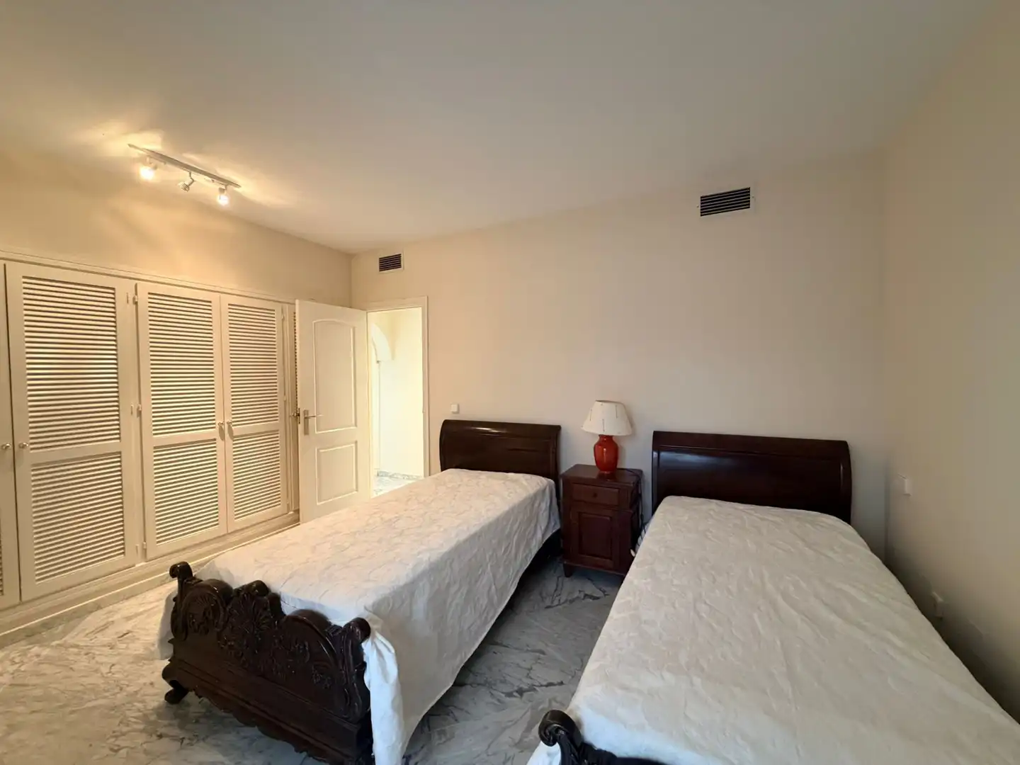 Bedroom of Flat for rent in Marbella  with Air Conditioner, Terrace and Storage room