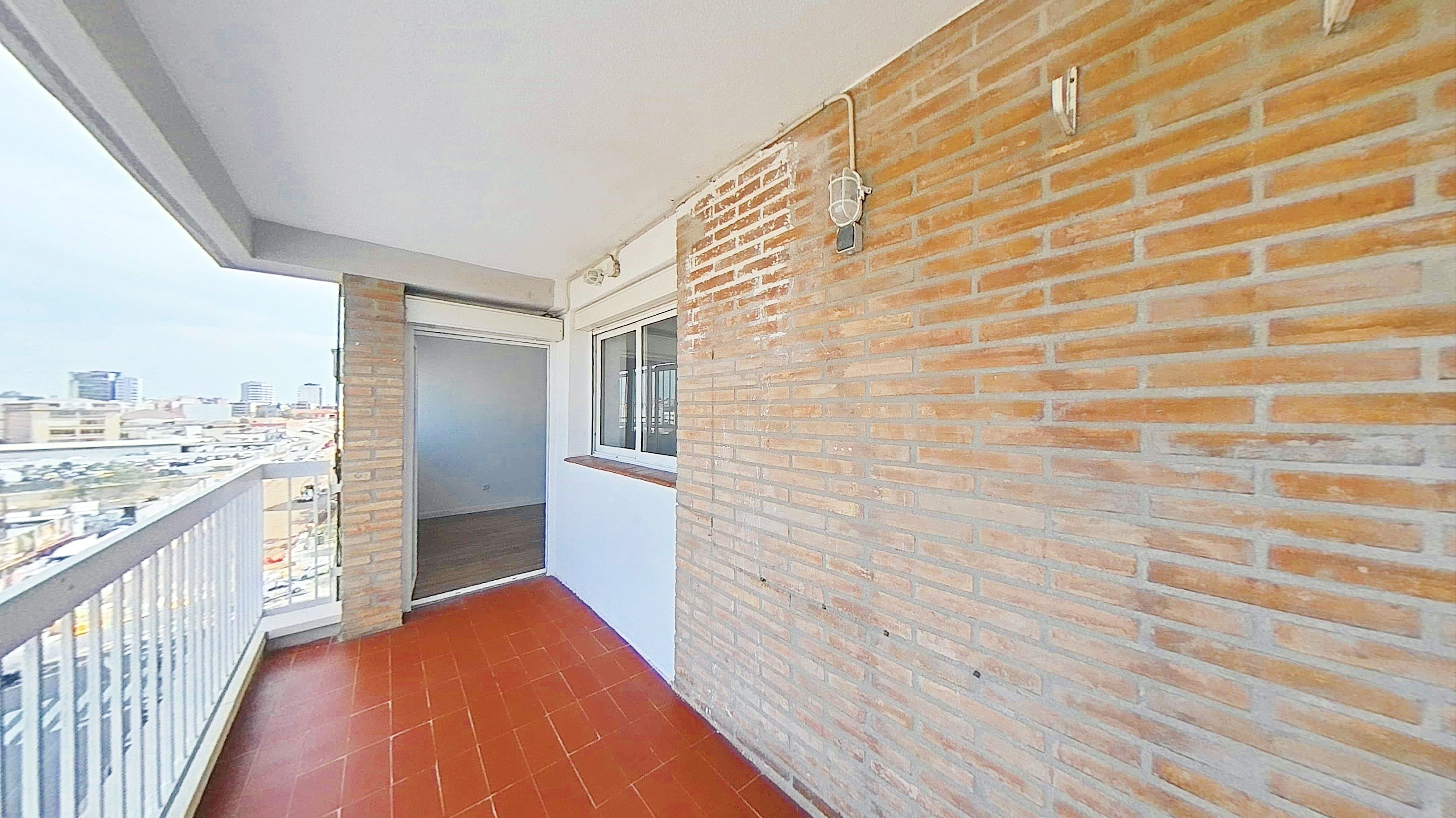 Terraza de Piso en venta en Cornellà de Llobregat con Calefacción, Terraza y Horno