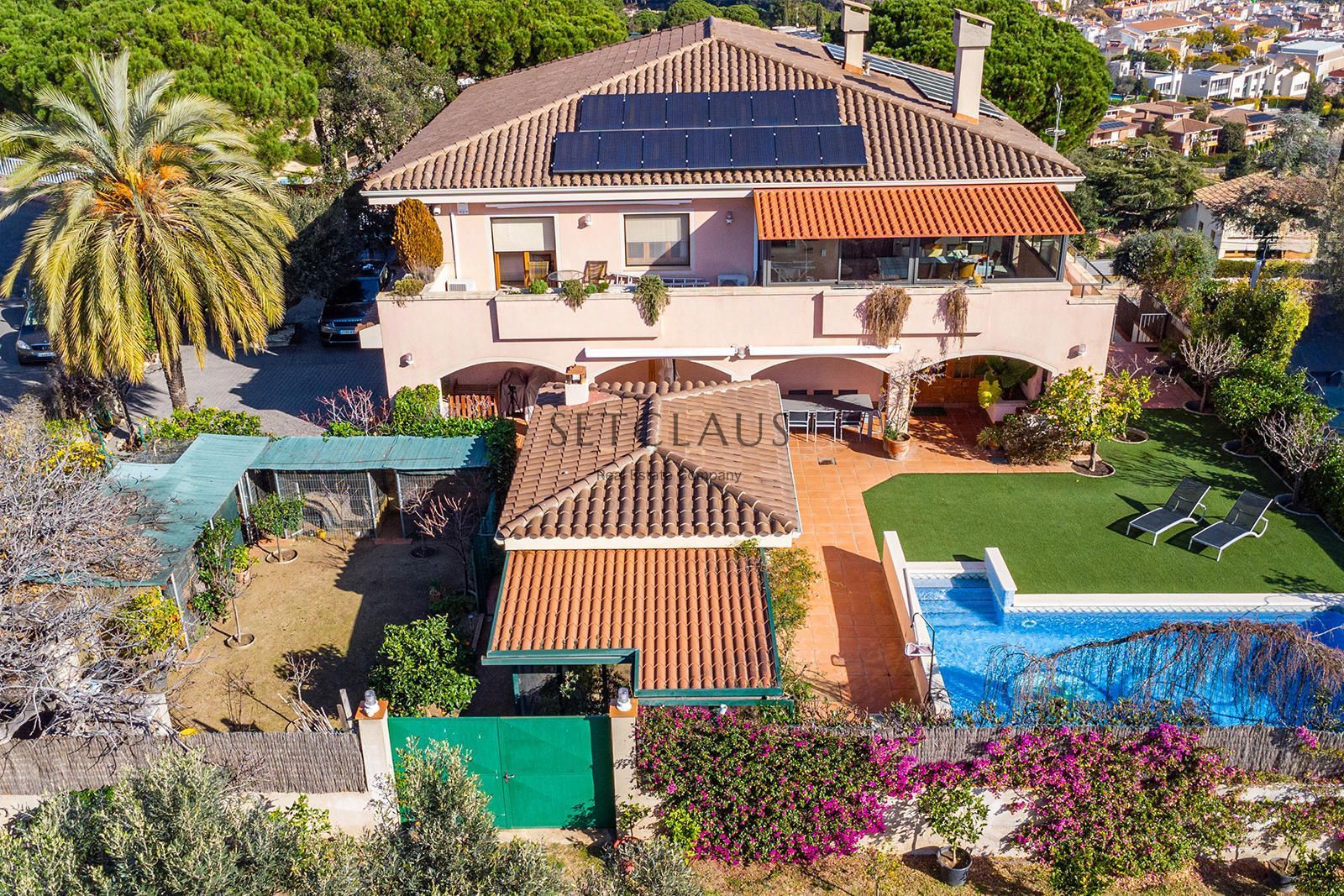Vista exterior de Casa o xalet en venda en Alella amb Aire condicionat, Calefacció i Jardí privat