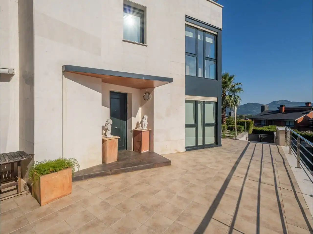 Vista exterior de Casa o xalet en venda en Donostia - San Sebastián  amb Aire condicionat, Calefacció i Jardí privat