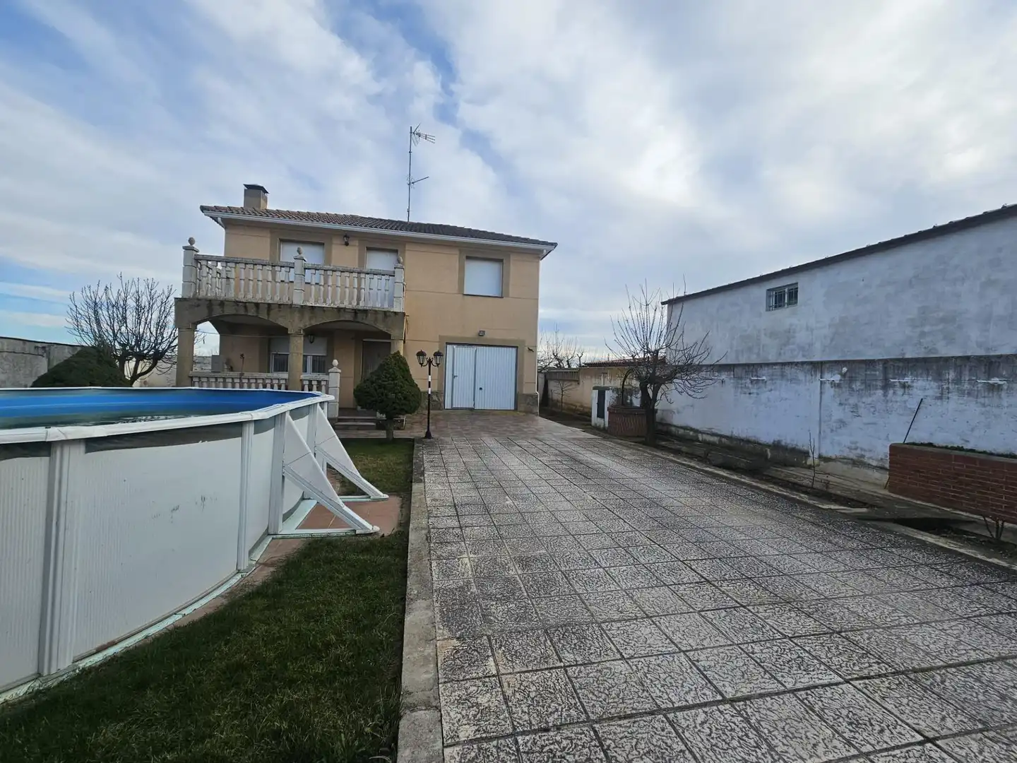 Vista exterior de Casa o chalet en venta en Calvarrasa de Abajo con Aire acondicionado, Calefacción y Jardín privado