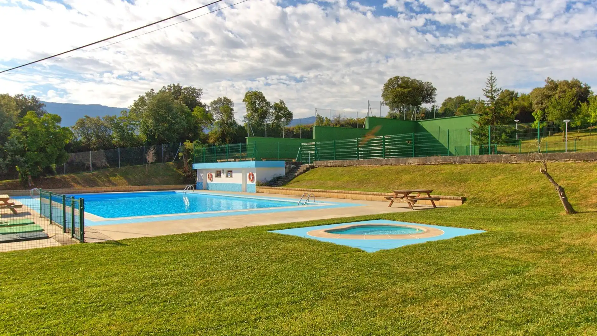 Schwimmbecken von Haus oder Chalet zum Verkauf in Valle de Mena mit Heizung, Privatgarten und Terrasse