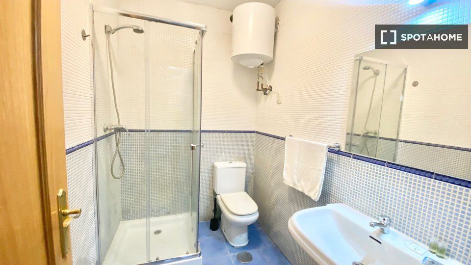 Bany de Pis de lloguer en  Madrid Capital amb Aire condicionat, Calefacció i Moblat