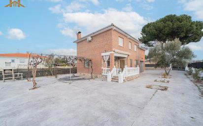 Vista exterior de Casa o xalet en venda en Santa Cruz del Retamar amb Aire condicionat, Calefacció i Jardí privat