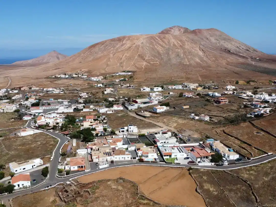 Vista exterior de Finca rústica en venda en La Oliva amb Jardí privat i Piscina