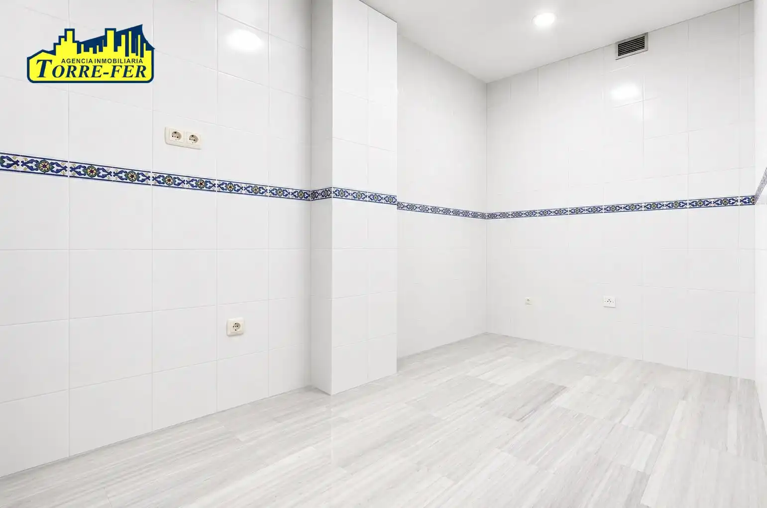 Baño de Piso de alquiler en Almería con Aire acondicionado y Terraza