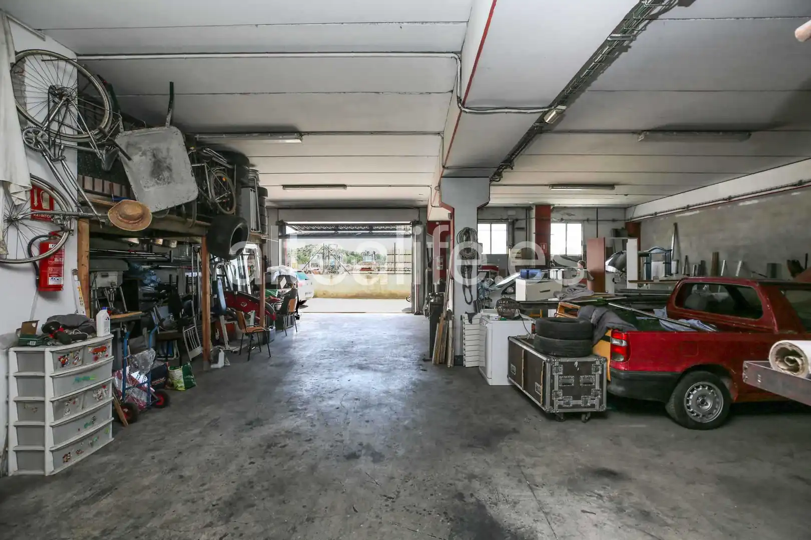 Parkplatz von Fabrikhallen zum Verkauf in Polop