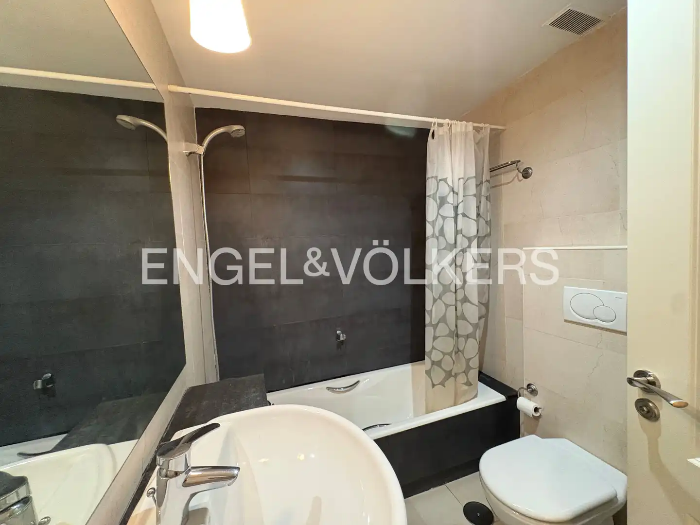 Bathroom of Attic for rent in Sevilla  with Air Conditioner, Heating and Private garden