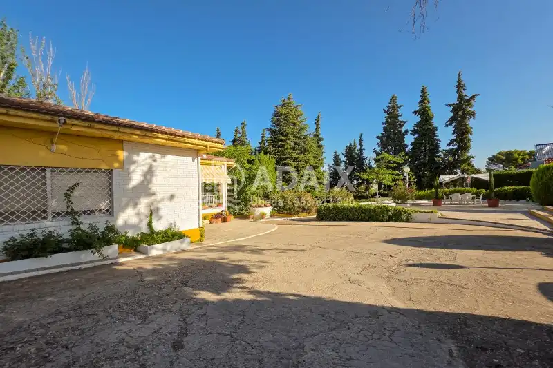 Vista exterior de Finca rústica en venta en Úbeda con Terraza, Trastero y Balcón