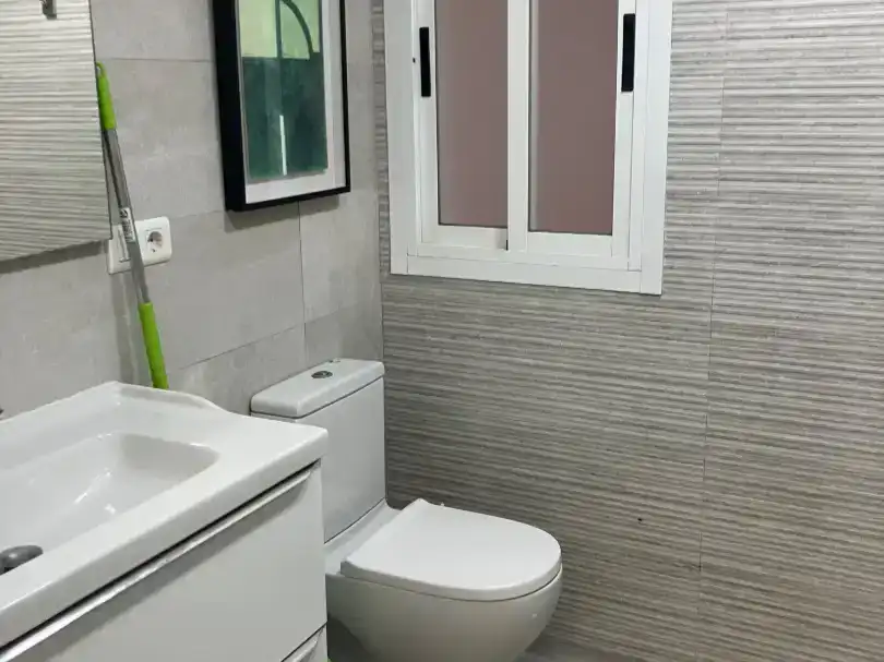 Badezimmer von Wohnung zur Miete in  Valencia Capital mit Klimaanlage