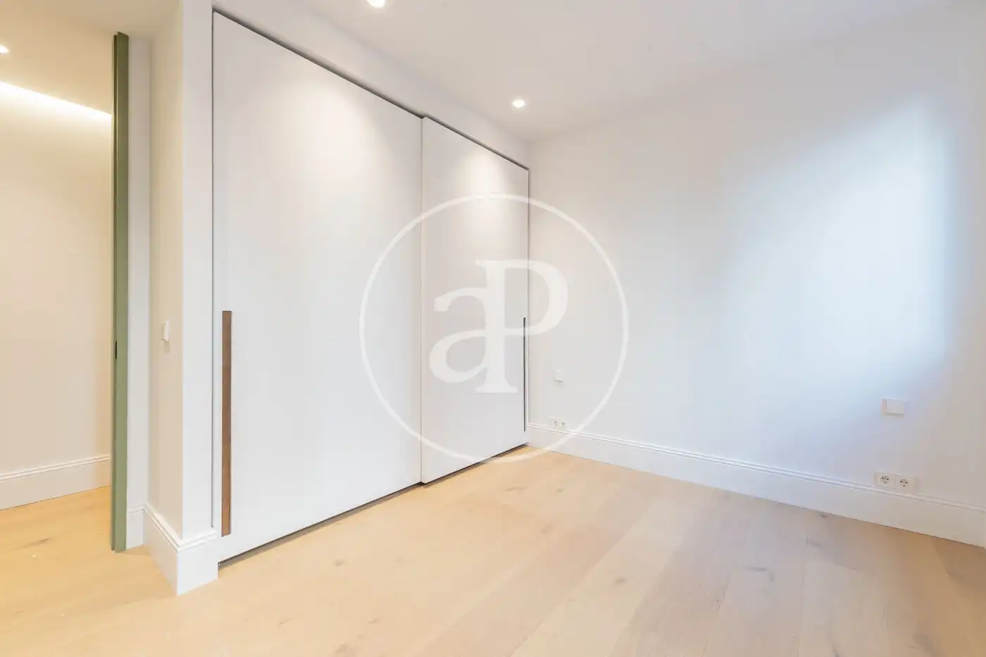 Bedroom of Flat for sale in Madrid  with Air Conditioner, Heating and Balcony