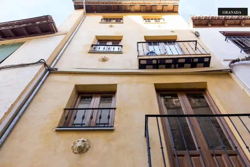 Vista exterior de Pis de lloguer en Granada amb Calefacció, Terrassa i Moblat