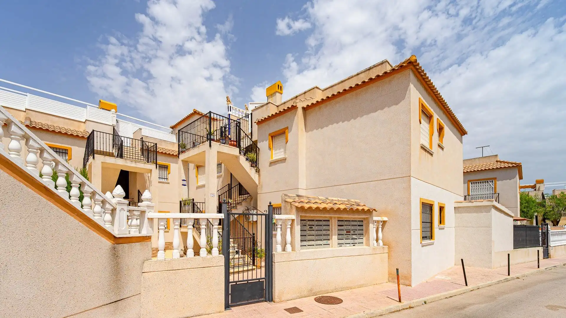 Vista exterior de Casa o xalet en venda en Torrevieja amb Moblat, Balcó i Piscina comunitària