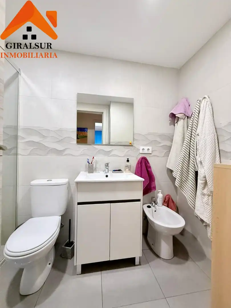 Bathroom of Flat for sale in Sevilla  with Air Conditioner and Terrace