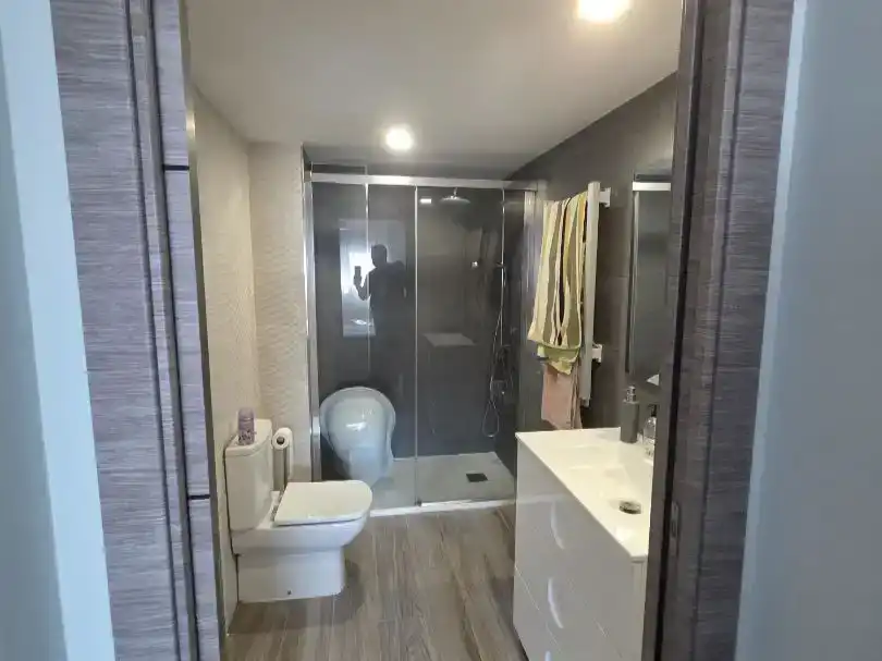 Badezimmer von Wohnung zur Miete in Gandia mit Klimaanlage, Schwimmbad und Möbliert