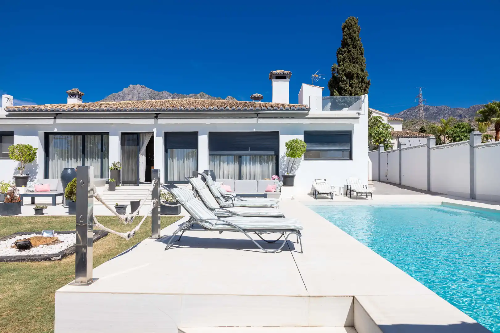Vista exterior de Casa o chalet en venta en Marbella con Aire acondicionado, Calefacción y Jardín privado