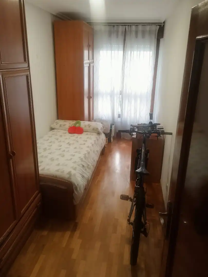 Schlafzimmer von Wohnung zur Miete in Oviedo  mit Heizung, Parkett und Abstellraum