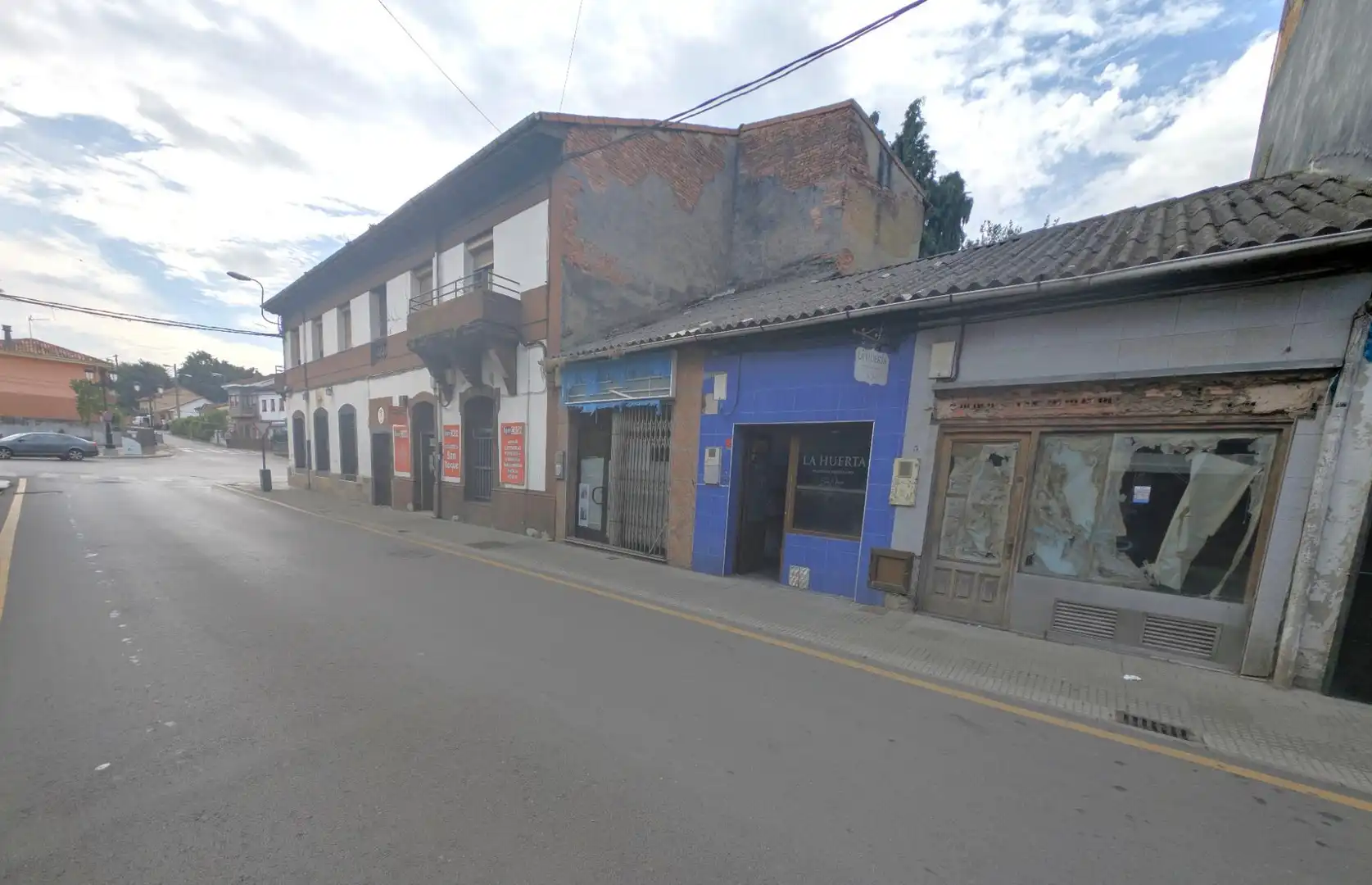 Vista exterior de Edifici en venda en Oviedo 