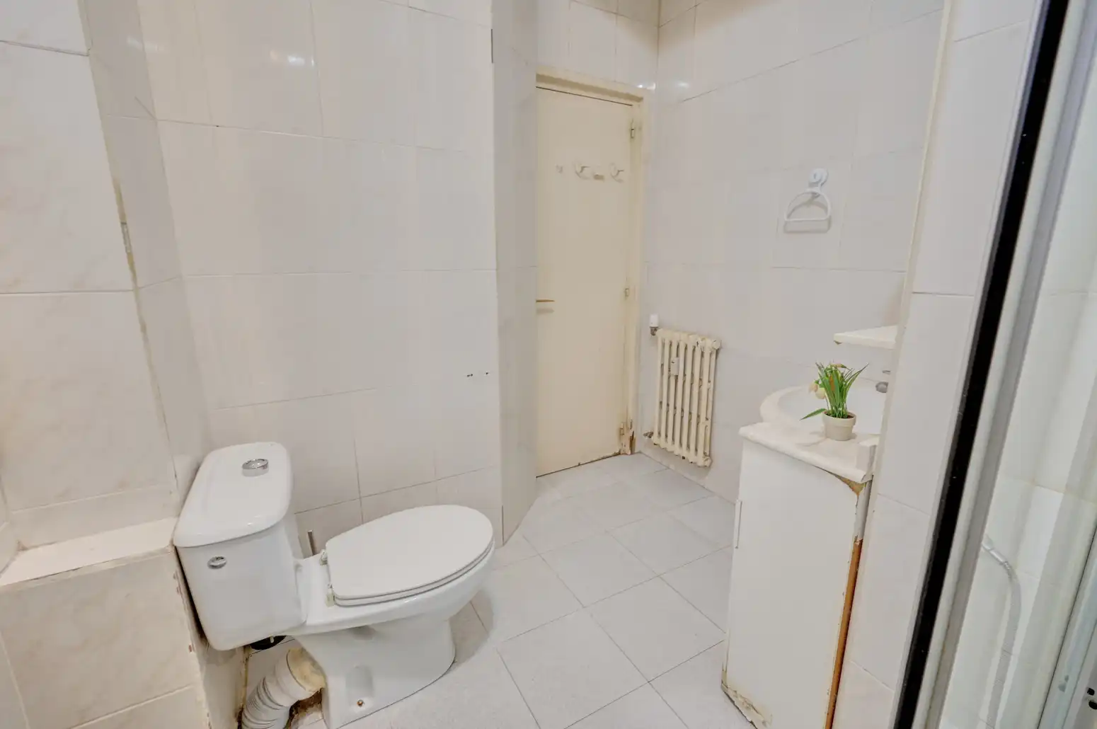 Bathroom of Flat for sale in  Pamplona / Iruña  with Heating and Parquet flooring