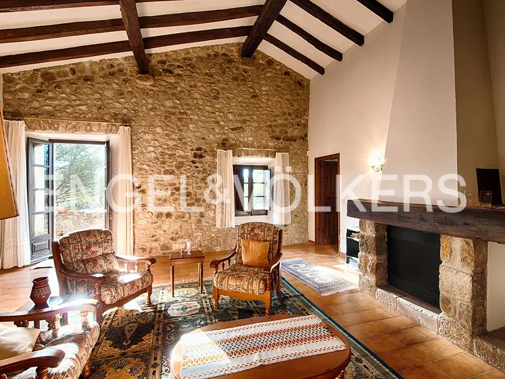 Casa rústica amb terrassa en venda a Cabanelles, imagen 2