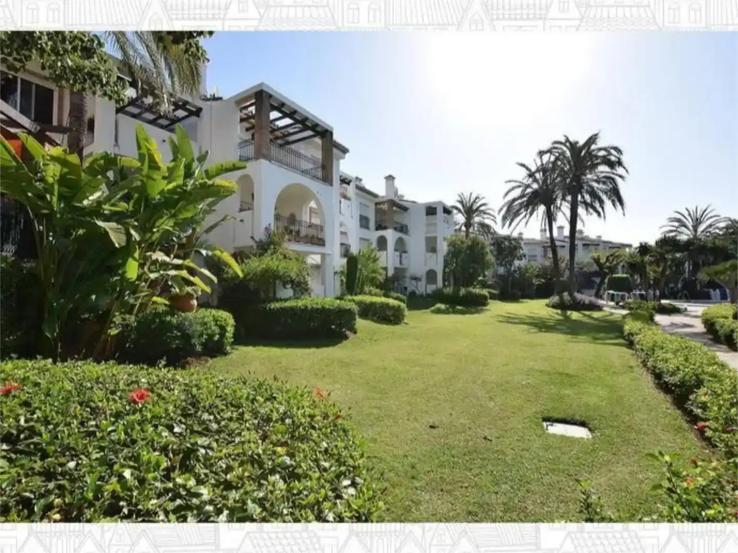 Vista exterior de Piso en venta en Estepona con Jardín privado, Trastero y Piscina