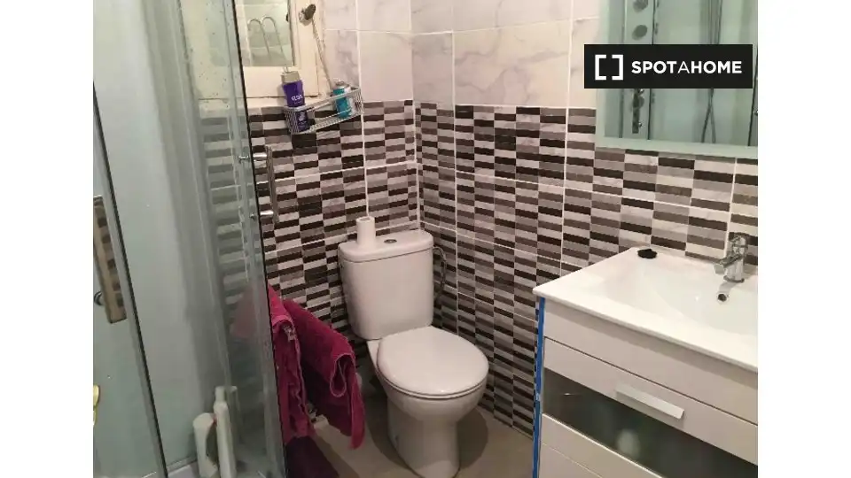 Bathroom of Flat for rent in Barcelona  with Air Conditioner, Heating and Furnished