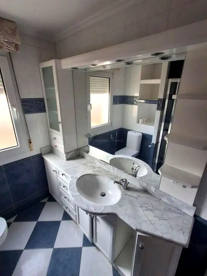 Baño de Dúplex en venta en Teruel con Calefacción, Terraza y Amueblado