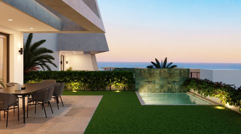 Esta villa exclusiva en Elviria combina arquitectura moderna con un entorno natural privilegiado, ofreciendo vistas despejadas al
