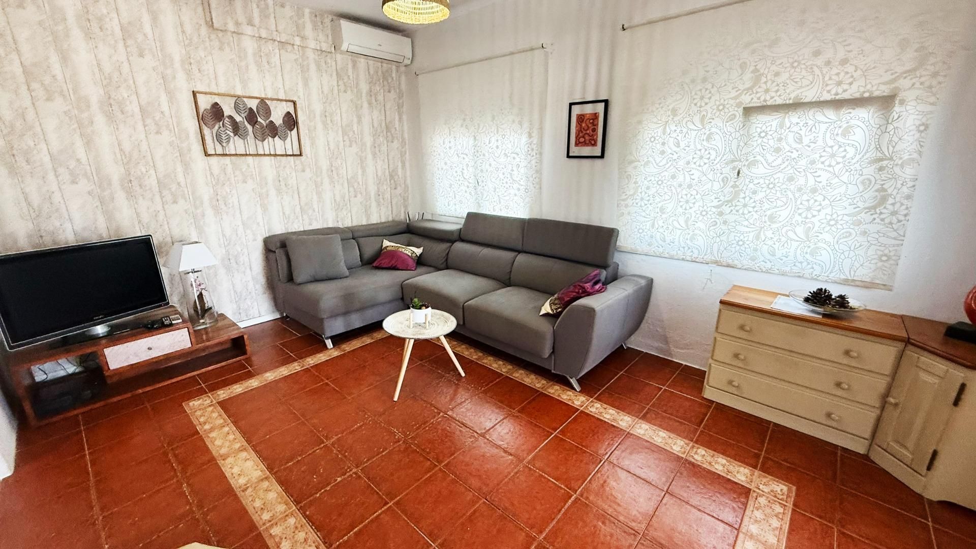 Sala d'estar de Casa o xalet en venda en Chiclana de la Frontera amb Aire condicionat, Jardí privat i Traster