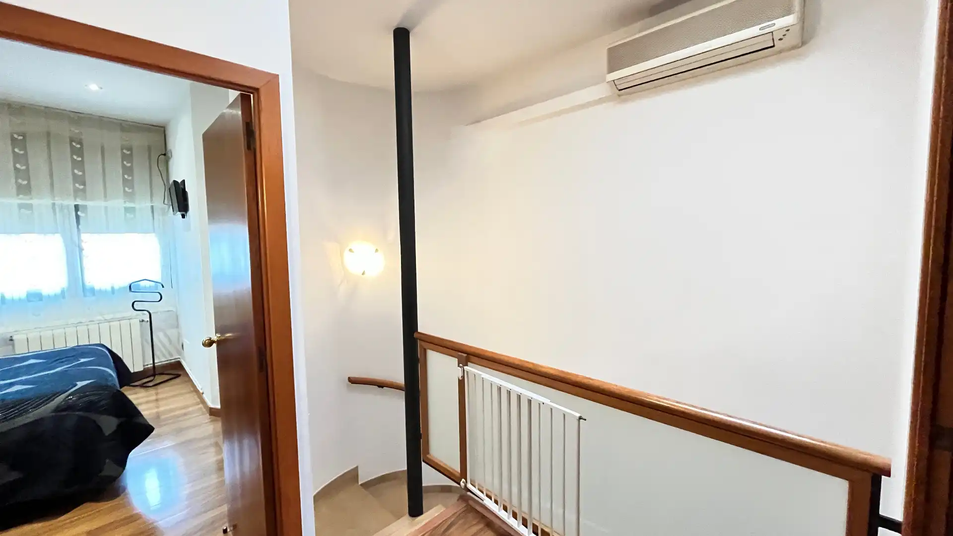 Einfamilien-Reihenhaus zum Verkauf in Santa Coloma de Cervelló mit Klimaanlage, Heizung und Parkett