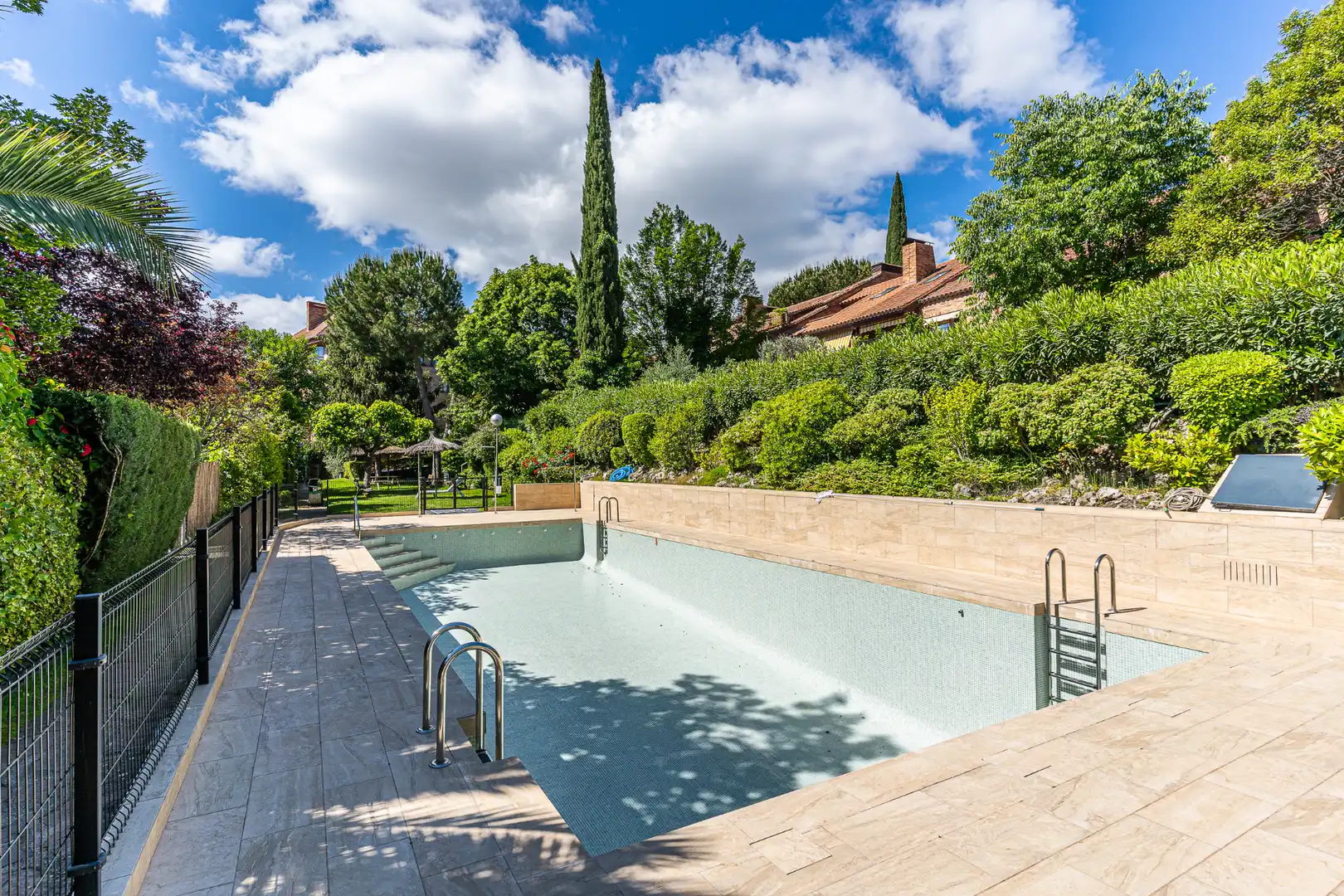 Piscina de Casa adosada en venda en Majadahonda amb Aire condicionat, Calefacció i Jardí privat