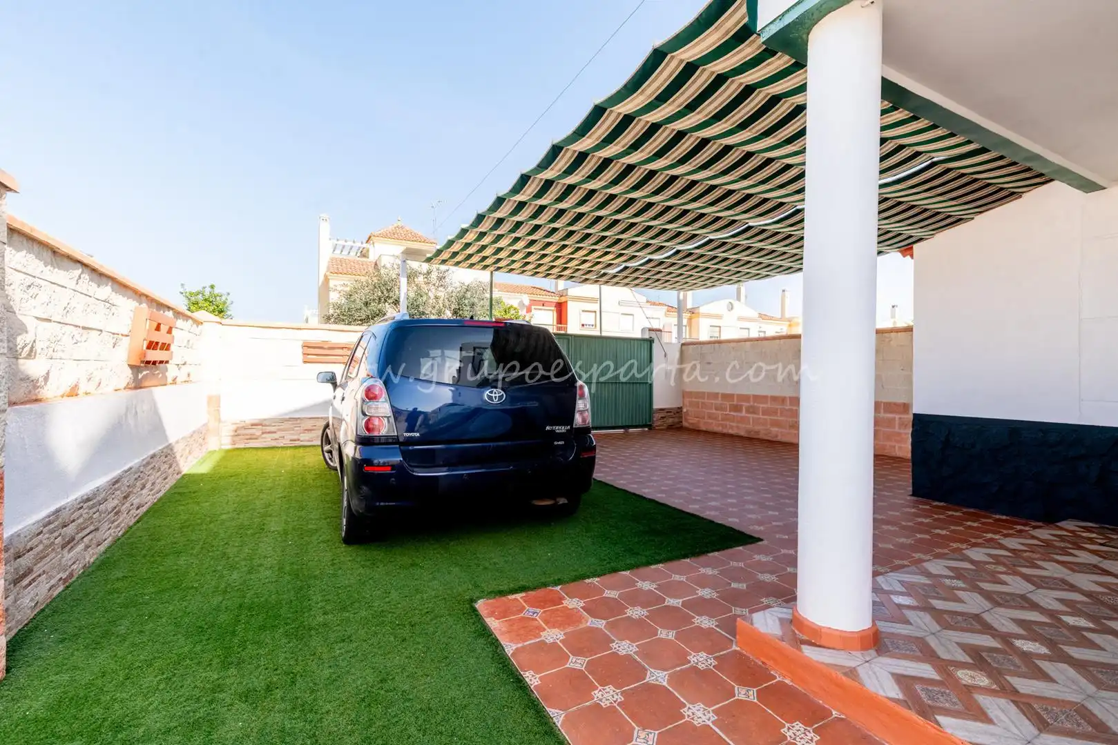 Vista exterior de Casa adosada en venda en Huévar del Aljarafe amb Aire condicionat, Jardí privat i Traster