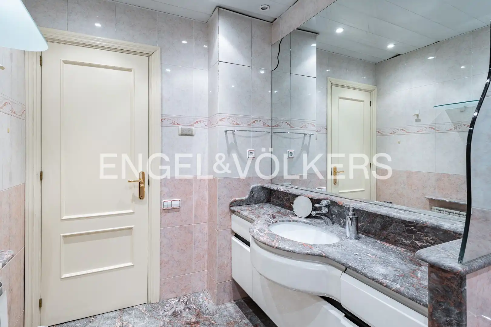Baño de Piso en venta en Barcelona con Aire acondicionado, Calefacción y Terraza