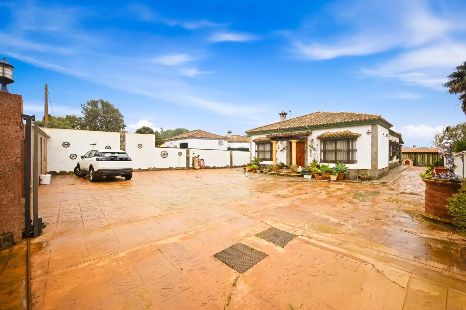 Vista exterior de Casa o xalet en venda en Chiclana de la Frontera amb Aire condicionat, Jardí privat i Terrassa