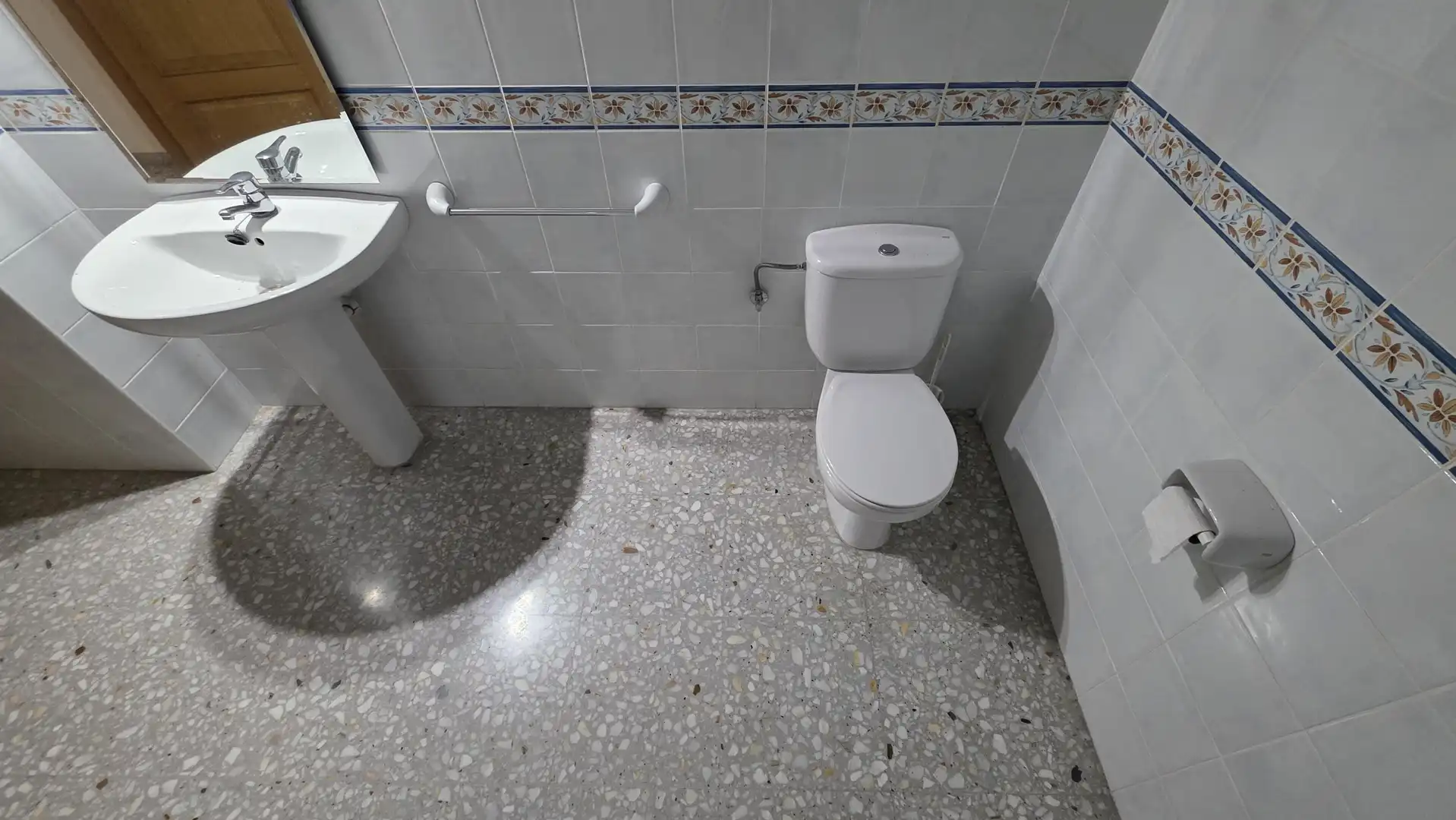 Baño de Piso en venta en Oliva con Terraza