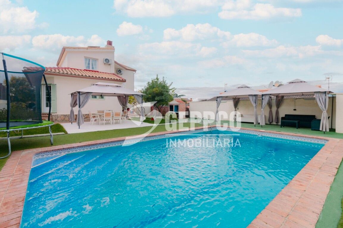 Swimming pool of House or chalet for sale in Casarrubios del Monte  with Air Conditioner, Heating and Swimming Pool