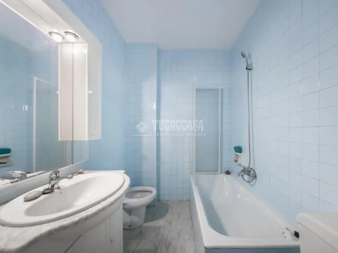 Baño de Piso en venta en Madrid con Calefacción, Parquet y Terraza