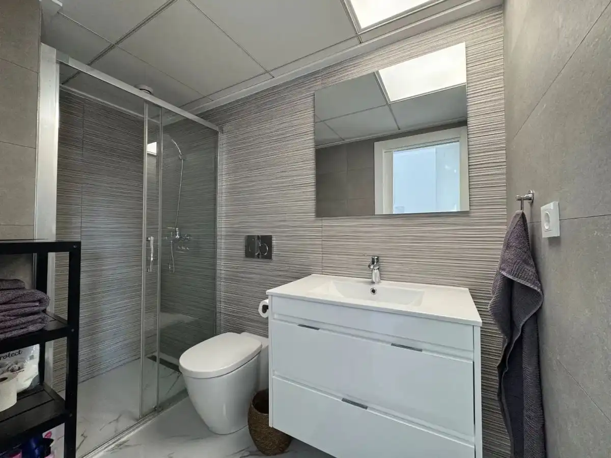 Baño de Casa adosada en venta en Torrevieja con Aire acondicionado, Jardín privado y Amueblado