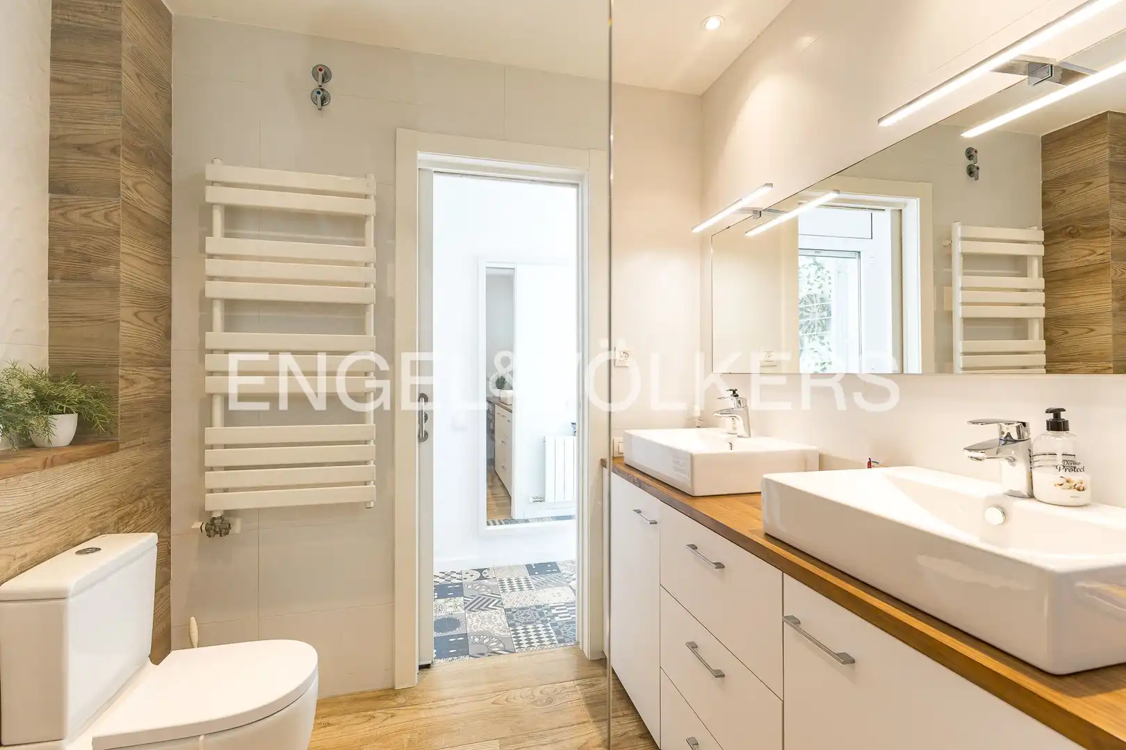 Baño de Casa o chalet en venta en Vilanova i la Geltrú con Aire acondicionado, Calefacción y Jardín privado
