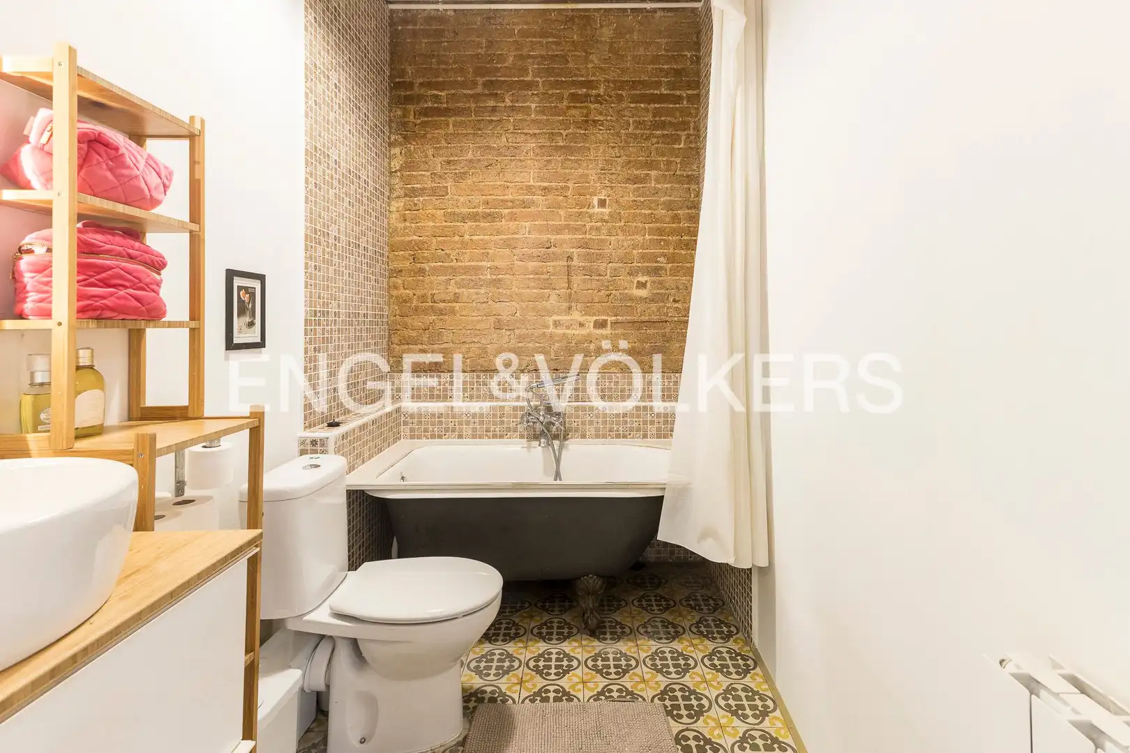 Badezimmer von Wohnung zur Miete in Barcelona mit Klimaanlage, Heizung und Parkett