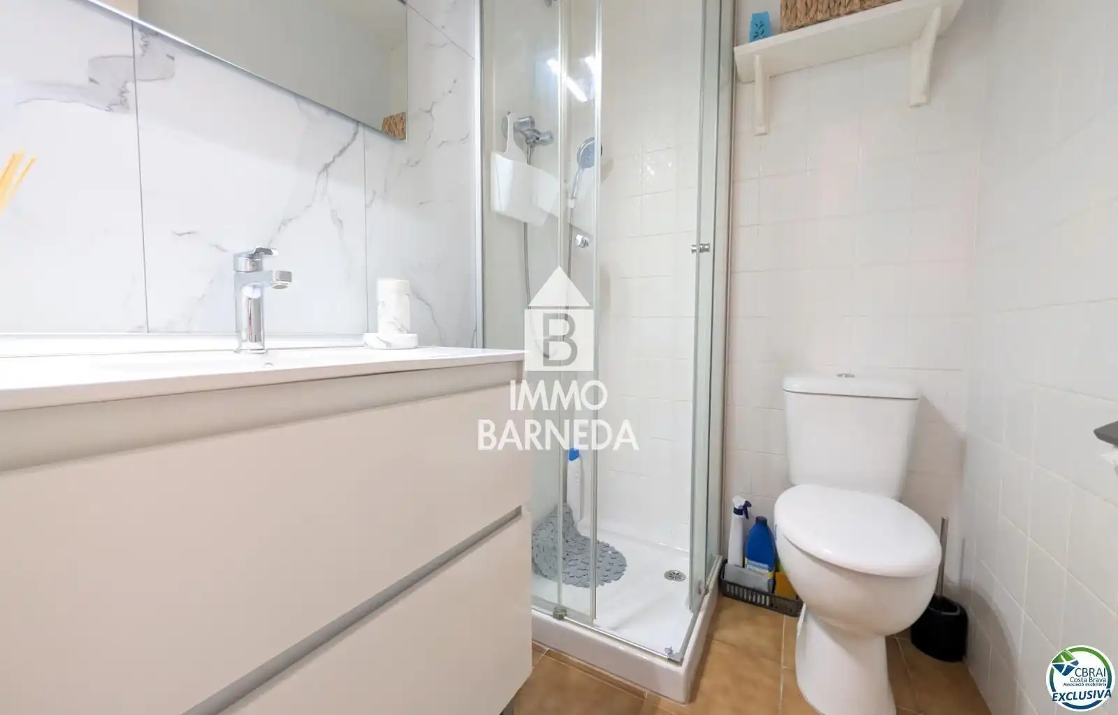 Badezimmer von Wohnung zum Verkauf in Empuriabrava mit Heizung, Terrasse und Möbliert