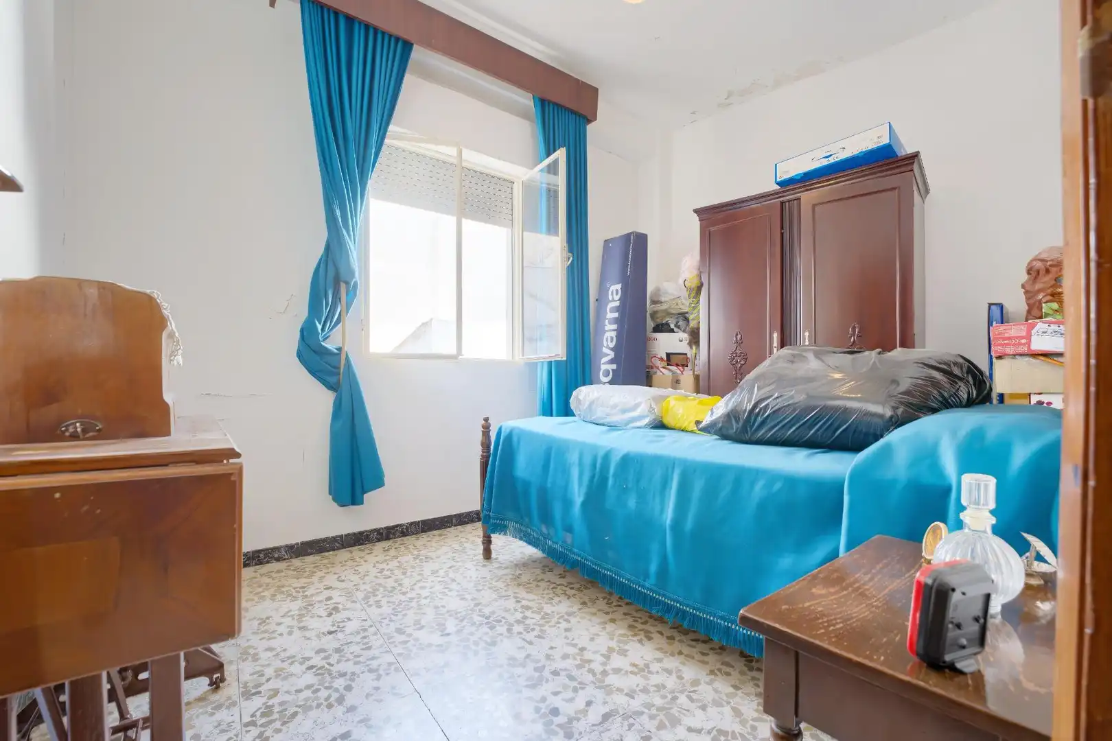 Habitación de Casa adosada en venta en Sanlúcar la Mayor con Aire acondicionado, Calefacción y Terraza