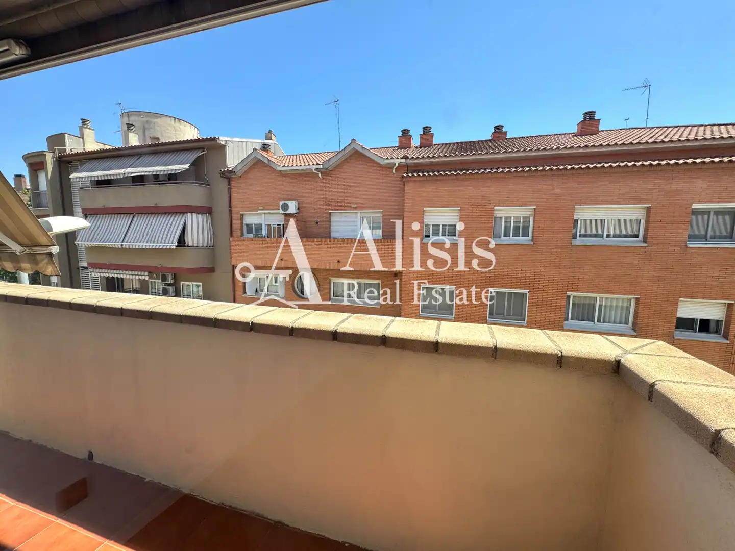 Außenansicht von Einfamilien-Reihenhaus zum Verkauf in Pallejà mit Klimaanlage, Heizung und Terrasse