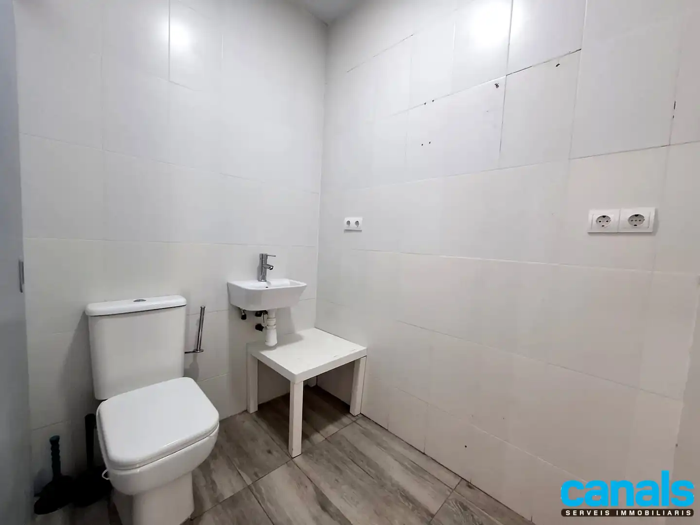 Badezimmer von Geschaftsraum zur Miete in Cerdanyola del Vallès mit Klimaanlage, Heizung und Parkett